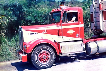 Tractocamión rojo de los primeros años de Coltanques