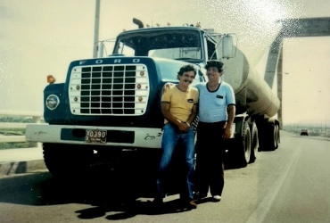 Dos hombres junto a un carrotanque Ford de la flota inicial