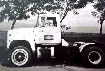 Cabezote blanco de los primeros años, en blanco y negro