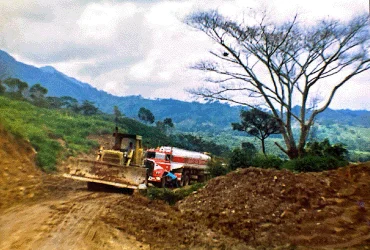 Bulldozer abriendo vía junto a un carrotanque en zona montañosa