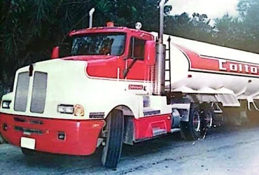 Carrotanque rojo y blanco con el nombre Coltanques