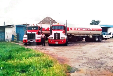Flota de carrotanques estacionada junto a una vía