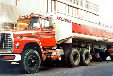Carrotanque de los años 80 con aviso de peligro