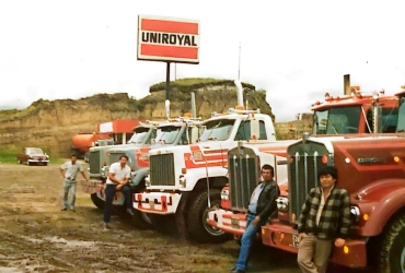 Conductores junto a la flota en un patio de tierra