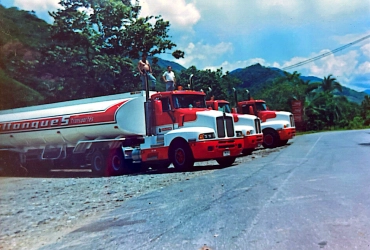 Flota de carrotanques Coltanques en una vía