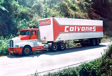 Tractocamión Colvanes con furgón rojo y blanco