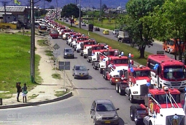 Caravana de tractocamiones Coltanques en una avenida