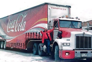Tractocamión con furgón de un cliente de bebidas
