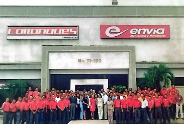 Equipo de Coltanques y Envía frente a la sede
