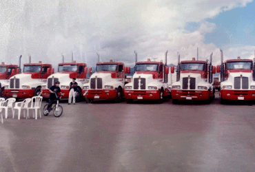 Fila de tractocamiones rojos en un patio
