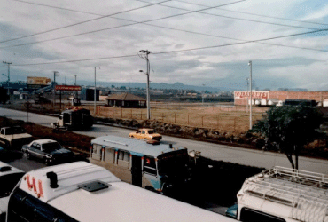 Vista de un patio de operaciones con vehículos