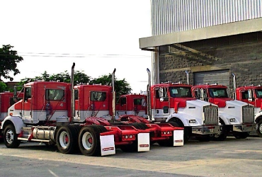 Tractocamiones frente a una bodega