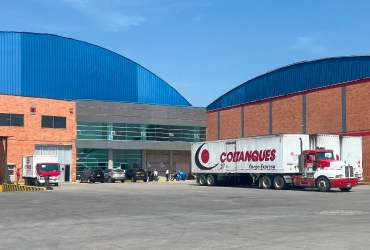 Bodega de Coltanques con un furgón en el patio