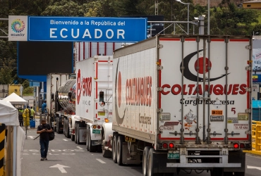 Tractocamiones de Coltanques en el paso de frontera hacia Ecuador