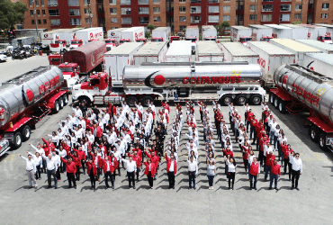 Equipo de Coltanques formado frente a la flota de carrotanques