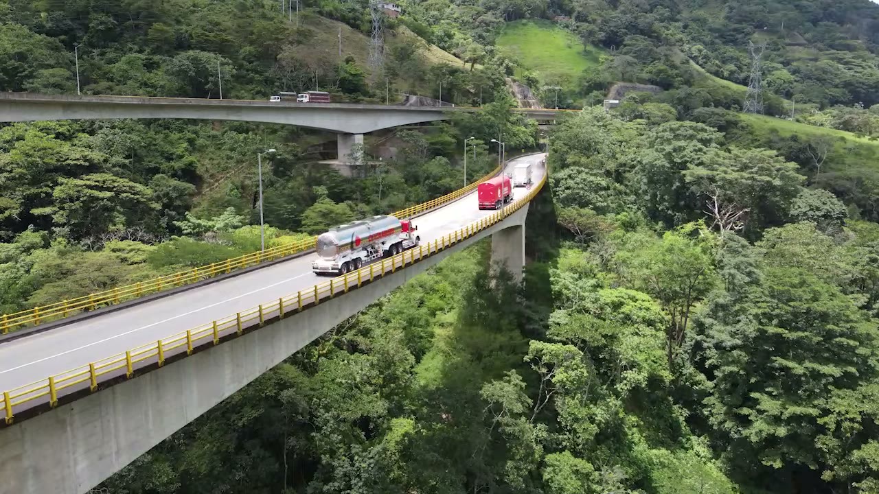 Carrotanque de Coltanques cruzando un viaducto